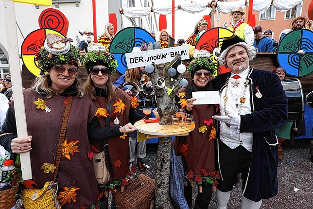 Der mobil Baum soll die Weinstube Baum zumindest während der Fasnacht ersetzen. Narrenvadder Thomas Pracht (re.) ist begeistert.