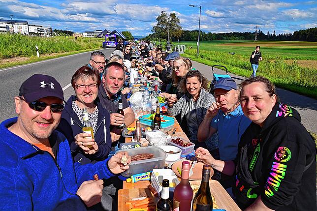 Bild 3: Tausende feiern an der Langen Tafel bei Schnittchen und Fleischbällchen