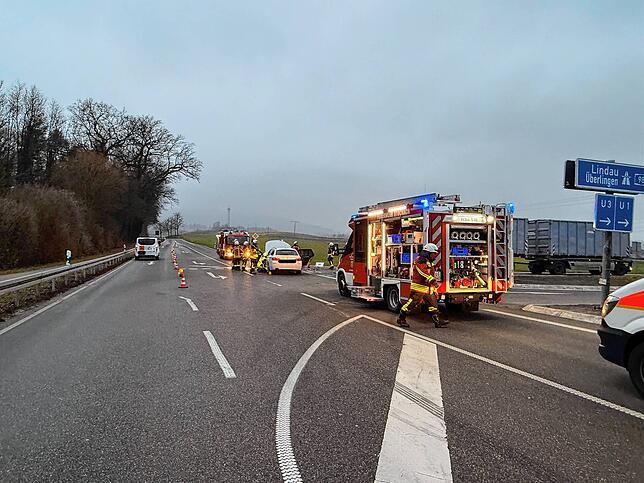 Neben der Feuerwehr waren auch Polizei, Rettungsdienst und Autobahnmeisterei im Einsatz.
