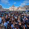 Gläubige und Besucher stehen vor dem Petersdom an, um Abschied von Papst Franziskus zu nehmen. Sein Tod berührt auch viele Menschen, die ...
