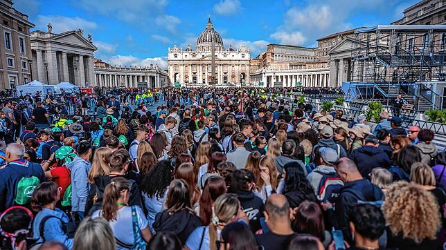 Gläubige und Besucher stehen vor dem Petersdom an, um Abschied von Papst Franziskus zu nehmen. Sein Tod berührt auch viele Menschen, die ...