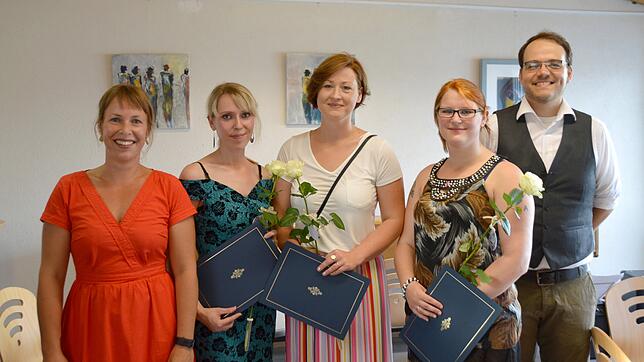 Bei der Zeugnisübergabe (von links): Schulleiterin Veronika Plank, Dorina Grinda, Maria Simonow, Annika Birk und der stellvertretende ...