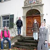 Sie ließen sich das einstige Jagdschlosses in Bohlingen zeigen (von links): Andreas Zeiser-Radtke (Bauherr), (dahinter) Michael Bader ...
