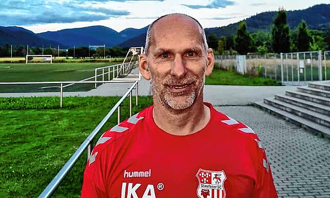 Uwe Wassmers Herz hängt immer noch am Fußball. Heute gibt er sein Wissen und seine Erfahrungen an die Spieler des Staufener SC weiter.