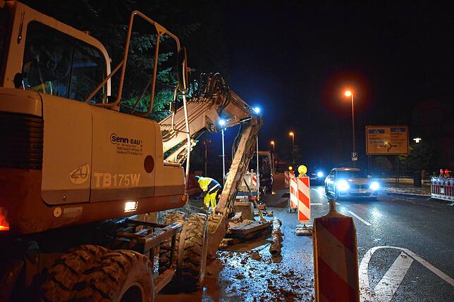 Bild 6: Bilder von der nächtlichen Reparatur eines Wasserrohrbruchs in der Goethestraße