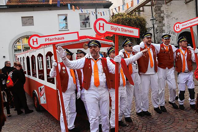 Der Vermessungstrupp kommt mit eigenem Stadtbus und Vermesserhymne angefahren. Anlässlich des 30-jährigen Bestehens haben sie es sich ...