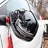 Fahrtüchtig ist der Wagen nicht mehr, wie sich an diesem abgebrochenen Seitenspiegel zeigt.