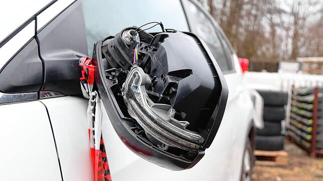 Fahrtüchtig ist der Wagen nicht mehr, wie sich an diesem abgebrochenen Seitenspiegel zeigt.