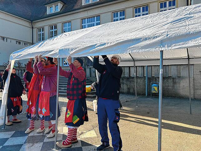 Die Vorbereitungen für Vater Dejan starten kurz vor neun Uhr auf dem Hebelplatz. Hier baut er gemeinsam mit Vereinskollegen das Barzelt auf.