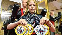 Naila Winterhalter zeigt ihre vier Gold- und eine Silbermedaille, die sie bei den Kickbox-Europameisterschaften in Malta gewonnen hat. ...