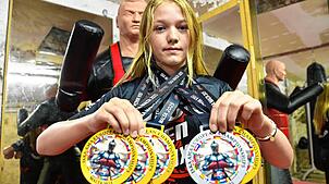 Naila Winterhalter zeigt ihre vier Gold- und eine Silbermedaille, die sie bei den Kickbox-Europameisterschaften in Malta gewonnen hat. ...