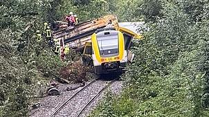 Rettungskräfte suchen in einem entgleisten Zug nach Fahrgästen. Der Personenzug ist im Kreis Biberach entgleist.