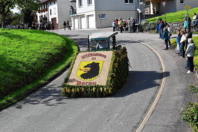 Bild 17: Das 62. Erntedankfest in Berau wurde traditionell von der Trachtenkapelle Berau veranstaltet