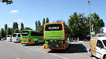Noch werden die grün-orangen Fernbusse des Unternehmens Flixbus, hier am Döbele-Parkplatz, auf der Fähre anders behandelt als zum ...