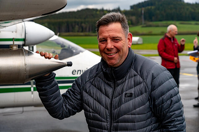 Hagelflieger in Donaueschingen. Pilot Holger Miconi am Silberjodid-Generator.