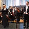 Chefdirigent Achim Fiedler (vorne rechts), seine Konzertmeisterin Marija Lauenstein (vorne links) und das Sinfonieorchester ...
