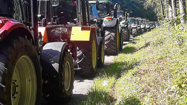 Auf dem Weg nach Waldshut: 21 Landwirte möchten der SPD-Bundestagsabgeordneten eine Aufforderung zur Entlassung von Umweltministerin ...