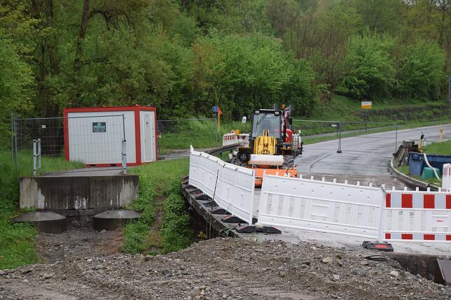 Die Fahrradbrücke neben der Straßenbrücke ist inzwischen entfernt. Beim Neubau entsteht später eine große Gesamtbrücke.