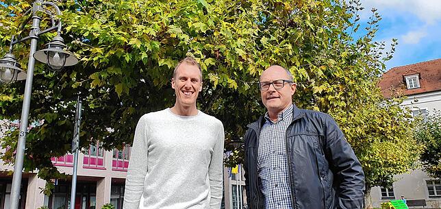 Amtsleiter Frank Schädler (rechts) und Patrick Glatt vom Amt für Bildung und Sport.