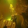 Ein Taucher in der Aachhöhle.