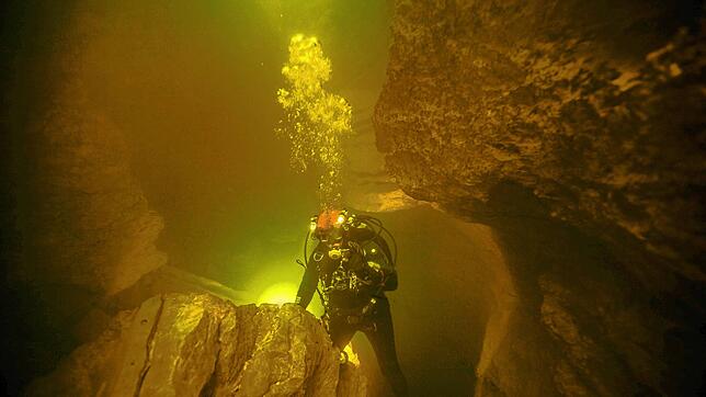 Ein Taucher in der Aachhöhle.