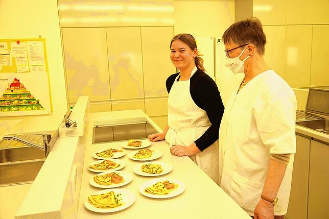 Stolz: Lehrerin Christine Knopf und ihre Schülerin sind stolz auf ihre Bärlauch-Crêpes.