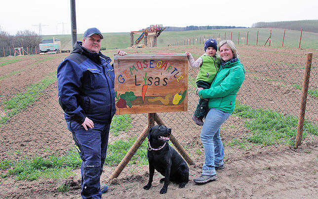 Familie Limberger, bestehend aus Tobis Limberger (von links), Frau Andrea und Tochter Lisa, bauen in Lisas Gemüsegärtle nicht nur selbst ...