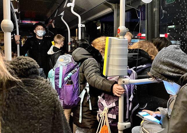 Vier Mädels postieren sich gleich nach dem Einsteigen direkt an der Mitteltür und weichen während der ganzen Fahrt nicht von der Stelle, ...