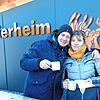 Sandro und Kathrin Bischoff genießen einen Kaffee beim Weihnachtsmarkt am Kreistierheim.