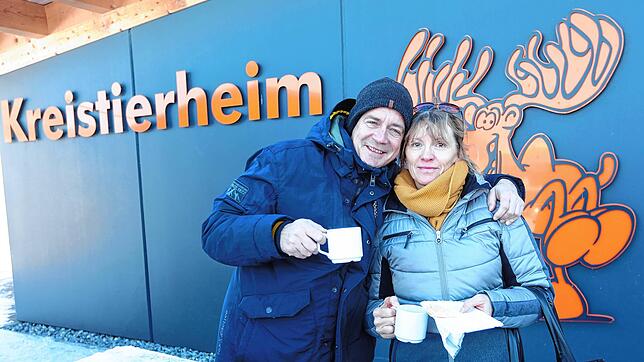 Sandro und Kathrin Bischoff genießen einen Kaffee beim Weihnachtsmarkt am Kreistierheim.