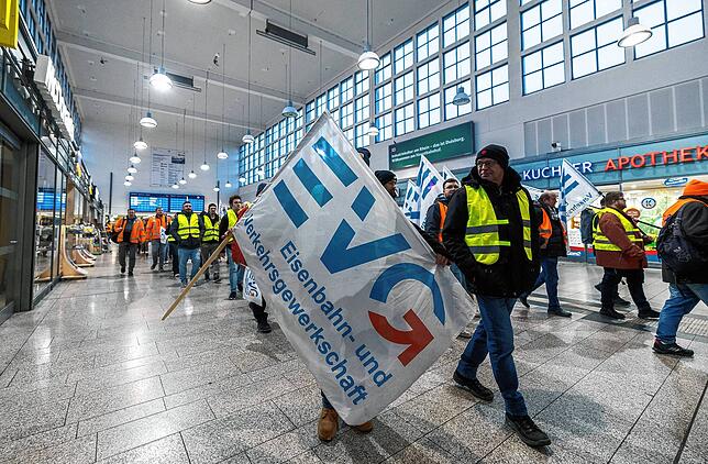 Mit einem großangelegten bundesweiten Warnstreik haben die Gewerkschaften EVG und Verdi am Montag weite Teile des öffentlichen Verkehrs ...