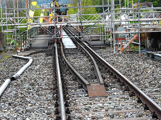 Der Gleiswechsel markiert den Übergang vom Viadukt auf die Stahlbrücke.