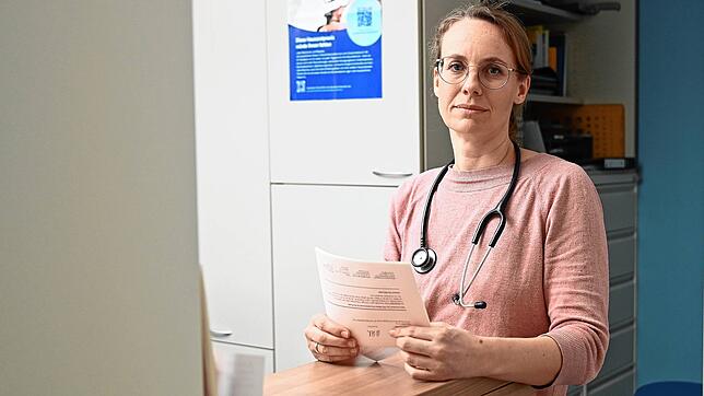 Elisabeth Walker in der Gemeinschaftspraxis am Konstanzer Bodanplatz. Viele Hausärzte seien kräftemäßig am Ende, sagt die ...