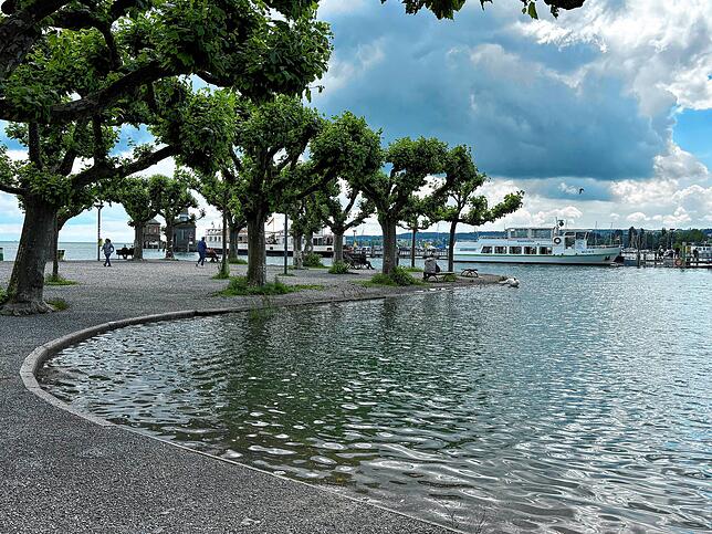 Noch kann hier Platz – mit Blick auf das Konzil-Gebäude und den Hafen – genommen werden.