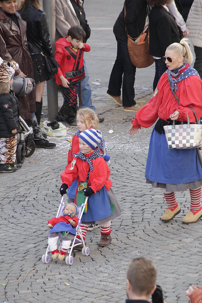Bild 4: Bilder vom großen Kinderumzug von oben – Teil 3