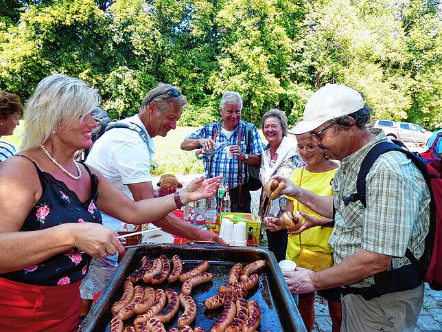 Mit Wurst, Wecken und Biomost empfing Lise Wilkendorf die Wanderer, die sich nach der halben Strecke über die warme Mahlzeit mächtig ...