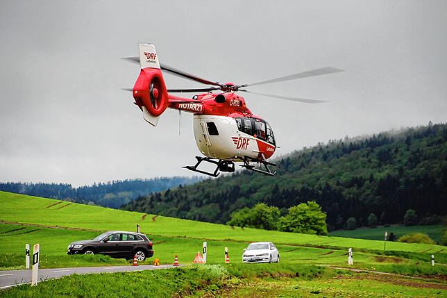 Der Rettungshubschrauber bringt den verletzten Pkw-Fahrer in das Schwarzwald-Baar-Klinikum. Bild: Bernhard Lutz