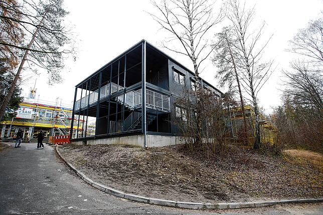 Das Schulraumprovisorium (im Vordergrund), das vier Klassenzimmer beherbergt, ist fertig, sodass die Sanierung der Klassenzimmer ...
