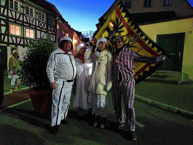 Sie kamen gemeinsam zum Umzug und führten diesen am Ende auch an (von links): Christian und Almut Schweitzer sowie Nadja Amann und Elmar ...