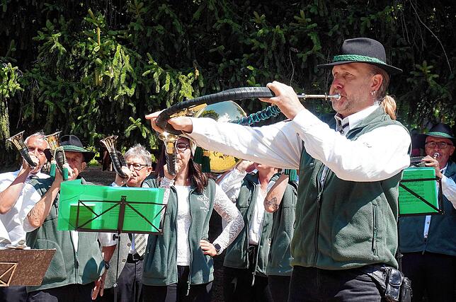 Viel Musik: Jagdhornbläser des Jäger-Kreisvereins Waldshut bei ihrem Auftritt im Wildgehege, vorne Holger Knörzer.