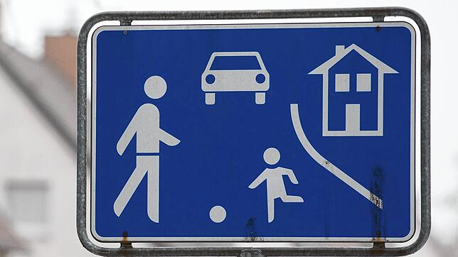 (Symbolbild) Hier dürfen Autos (und Radler!) mit mit Schrittgeschwindigkeit fahren: In Konstanz werden an zehn weiteren Standorten ...