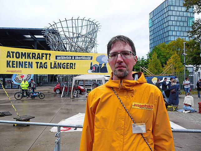 Julian Bothe vom Verein „Ausgestrahlt“ demonstriert beim Grünen-Bundesparteitag in Bonn.