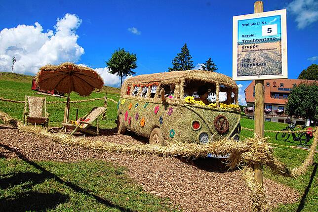 Ob dieser VW-Bus den diesjährigen Strohskulpturen-Wettbewerb gewinnt?