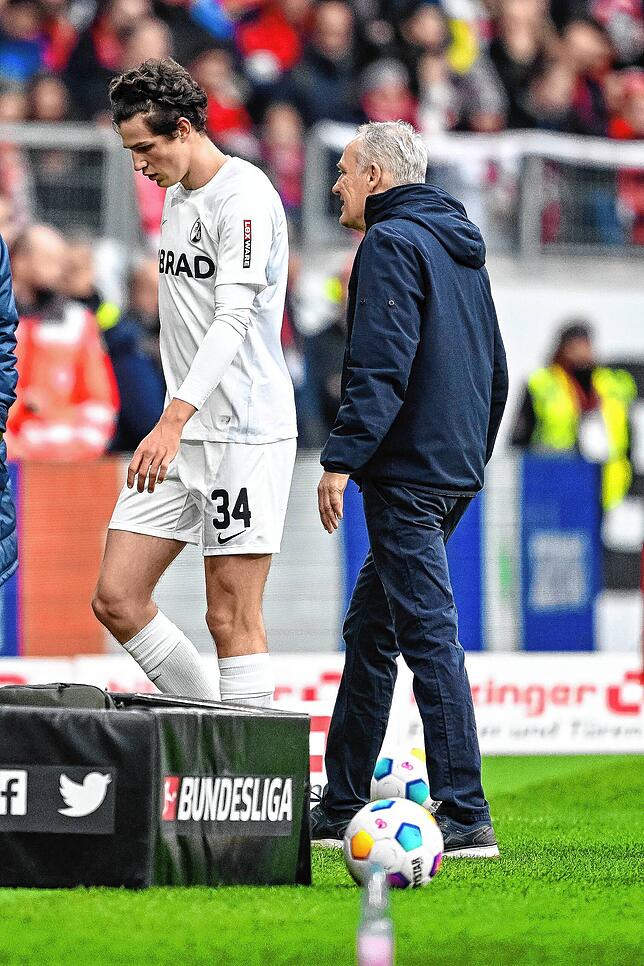 Freiburgs Merlin Röhl (l) Freiburgs Trainer Christian Streich (r) nach der roten Karte.