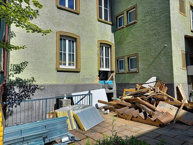 Hinter dem „Adler“ türmt sich ein Schuttberg. Anders als geplant, konnten vor allem die Einrichtungen und Verkleidungen aus Holz doch ...