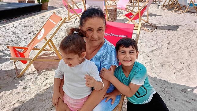 Samira Ujumac mit ihren Enkeln Eliana und Joseph – wenn es jetzt noch einen kleinen See gäbe, wäre das Glück vollkommen.