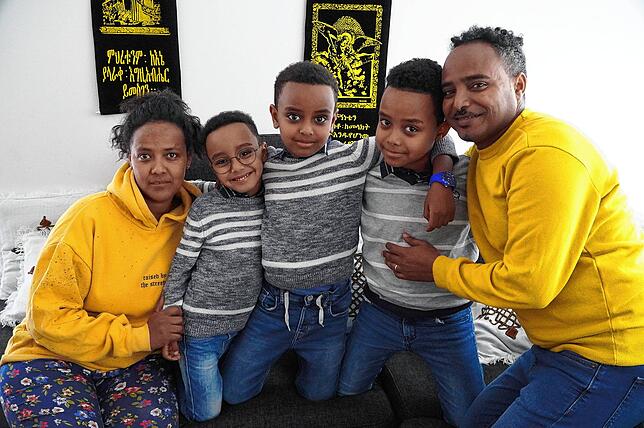 Drar Kahsay Abebe (37) und seine Frau Selemawit Weldendrias (36) stammen aus Eritrea. Zur Familie gehören die drei Söhne (von links) ...
