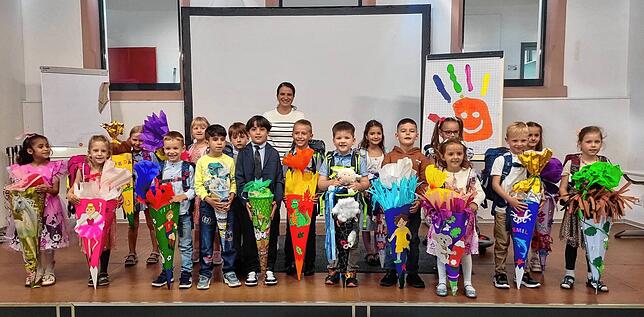 Die Klasse 1b mit 20 Kindern ist die Pinguinklasse. Klassenlehrerin ist Frau Wiegand.