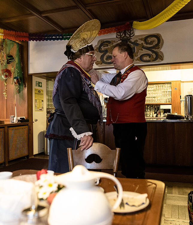 Beim Frühstück im Ochsen richtet ihm Narrenvater Thomas Pross die Tracht: Wolfgang Lechler will ordentlich gekleidet durch die Straße ...