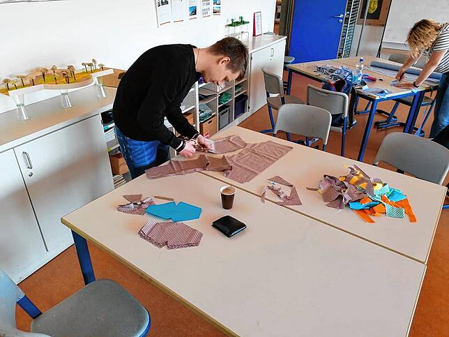 Im Nähraum der Grundschule in Wutöschingen treffen sich die Erzieherinnen und Erzieher der Gemeinde jeden Morgen, um Schutzmasken zu ...